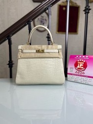 好價出一個全新🤩Hermes Kelly 25 CC8L Béton Ghw 鱷魚冰川白金扣 Matt croco霧面鱷魚皮包包👛