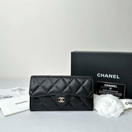CHANEL 黑金荔枝皮扣式中夾