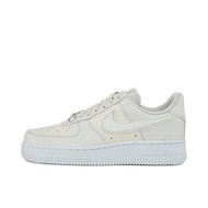 รองเท้าผ้าใบ Air Force 1 '07 NEXT NATURE Low Top สำหรับสตรี HQ3905-001