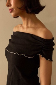 ALTER&BEYOND - Aime Off-shoulder top เสื้อปาดไหล่ เสื้อเปิดไหล่