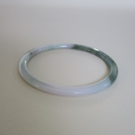 กำไลหยกพม่า Jadeite type A ขนาดวงใน 59.5mm กว้าง 4.4mm สีเขียวอ่อนปนเขียวเข้มสวยงามสวมใส่ได้ทุกเพศ