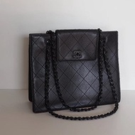 CHANEL 黑色魚子醬菱格紋鍊帶托特包