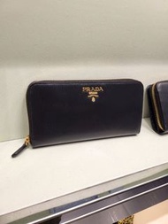 英國代購 英國outlet Prada Leather long wallet 拉鍊 長銀包 水波紋 真皮 皮革 掀蓋銀包 卡片 證件 八達通 黑色 綠色 名牌 返工 返學 高貴 優雅 氣質 禮物 聖