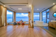 Villa 68 m² dengan 1 kamar tidur dan 1 kamar mandi pribadi di Yangbi (DALI大理小拾光海景别墅/无敌海景浴缸投影大床房/临洱海近
