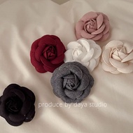 Vintage Hepburn French Camellia Flower Brooch Exquisite High-end Design Fairy Temperament Chanel Sty