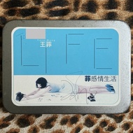 [親筆簽名x2] 王菲 Faye Wong 菲感情生活 2CD 全球限量發行20000套豪華典藏版 鐵盒保存良好 配件齊全 盒面及小海報都有親筆簽名 有署名 (圖片已遮擋) 保證真跡 二十多年收藏品 