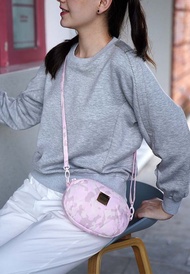 【日常包推薦】VOVAROVA 防潑水雙層蛋形斜背包小物包-迷彩布丁粉