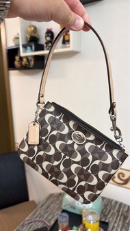 COACH 經典 Monogram 手挽袋