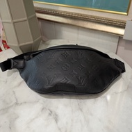 LV 黑牛皮壓紋Discovery PM黑釦胸口腰包M46036
