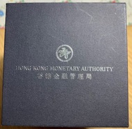 🏦名稱：香港金融管理局！碎鈔紀念紙鎮！$500圓！碎鈔約有138張！碎鈔面值約$69000！全新！圖片自然狀態拍攝！品相如圖！非常值得擁有珍藏！非誠勿擾！謝謝🙏！