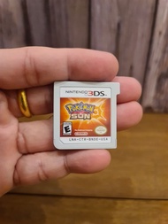 แผ่นเกม Nintendo 3ds เกม Pokemon Sun Zone Usa ใช้กับเครื่อง 3ds โซน Usa เป็นสินค้าของแท้มือสองสภาพสวย ไม่มีกล่อง มีแต่ตัวตลับเกม ใช้งานได้ตามปกติจัดเป็นสินค้าหายาก ขาย 990 บาท
