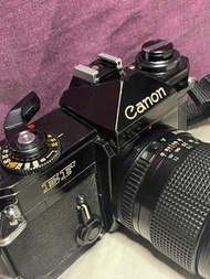 VINTAGE CANON EF SLR Film  Camera, with 2 Canon Lens Included, Pre-owned.  老式佳能 EF SLR 胶片相机，附带 2 个佳能镜头，二手。