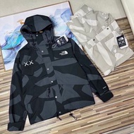 THE NORTH FACE x KAWS Sesame Street Classic 1986男女情侶款迷彩連帽衝鋒衣夾克外套 JACKET