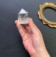 能量擺件-天然冰透彩虹白水晶共生滿天星綠幽靈及黃膠花能量柱