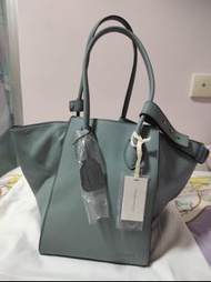 RABEANCO


LU JUMBO TOP HANDLE BAG 翅膀包吊籃包
