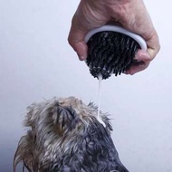 稀釋沐浴露沖涼刷🎈正!!!吾再怕肚仔既黑頭了  尺寸:長15cm,高5cm 可裝150ml沐浴露 🎡稀釋沐浴露 對寵物皮膚較好 又可以按摩 令佢地愛上沖涼🙈  *用既時候請記得將底部既透明蓋取走才可擠