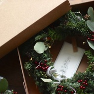 聖誕的贈禮 諾貝松紅果花圈 含LED燈飾 - 預購 12/01後依序出貨