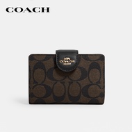 COACH กระเป๋าสตางค์ผู้หญิงรุ่น Medium Corner Zip Wallet In Signature Canvas สีน้ำตาล C0082 IMAA8