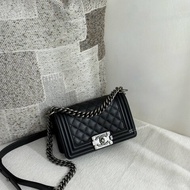 S5267-CHANEL 黑牛皮銀扣BOY20 A67085