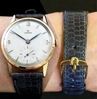 古董奧米加腕錶 (1944年生産) Real Antique Swiss Omega watch 機械手上鏈男仕腕錶：超靚舊翻寫原裝奥米加錶面，藍鋼三針，原裝奥米加20 microns 包金Gold Plated錶殼直徑33mm，原裝奧米加上鏈霸的及全新古董奧米加包金錶帶扣，配上真皮錶帶，運作正常 working condition。