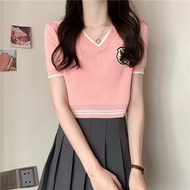 best(พร้อมส่ง/ใหม่)#83088เสื้อยืดแขนสั้นคอวีผู้หญิงการออกแบบขนาดเล็กต่างประเทศ เสื้อโปโลสั้น Crop TOP อินเทรนด์สไตล์วิทยาลัย