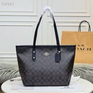 Coach 蔻馳 新款購物袋58292女士小號拉鏈款 小個子也可以駕馭 經典老花 pvc配皮款材質!可單肩手提不分年齡 實用百搭一年四季都能用容量尺寸:29*27*14cm 袋口尺寸:39cm