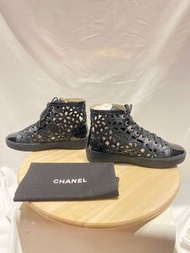 Chanel鏤空花紋球鞋