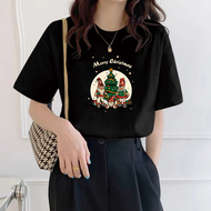 Collection คริสต์มาส 2026 เสื้อคริสต์มาส แขนสั้น สีแดง Merry Christmas ของขวัญปีใหม่ #T942 ผ้าโพลีเอ