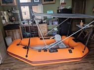 全新2.4m拉絲底板V型5個充氣口,安全性高橡皮艇,有頂蓬鱼杆座及船尾機掛架