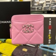 東區正精品㊣CHANEL 19 AP2086 全新香奈兒粉紅色羊皮銀色皮穿鍊LOGO 方型卡片零錢包 RA1689
