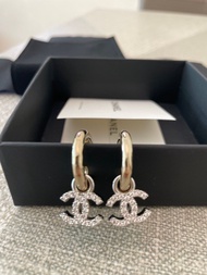 Chanel earrings（CC logo 水鑽吊墜耳環）