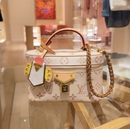 全新lv Louis Vuitton Crafty Vanity pouch  沙色 金扣 化妝包 經典老花可拆卸編織鏈條肩帶 塗層帆布 M29782