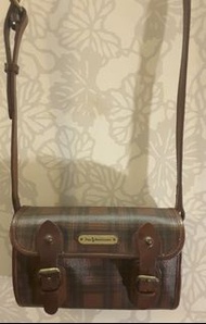RALPH LAUREN 經典格紋淑女包。正品。兩夾層。長22cm寬14cm底6cm。可調式厚牛皮肩帶長120cm寬2cm。