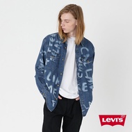 Levis 男款 寬鬆版牛仔襯衫 / 街頭塗鴉 / 精工中深色水洗 熱賣單品