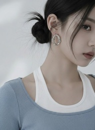 (Aespa Karina、Winter 耳環) 繩結造型橢圓圈形耳環 - 銀色