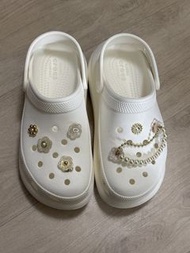 Crocs 白色厚底涼鞋 配飾
