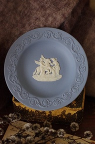 -金銀寶貝  英國製經典瓷器 WEDGWOOD 藍色浮雕盤 w350