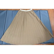 Pleated skirt with waist under 72cm, medium DN