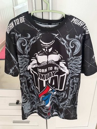 เสื้อยืดสีดำ ลายมวยไทย พร้อมข้อความ "Born to be Muay Thai" และลวดลายลายกราฟิก