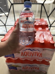 AQUVIVA air minum kemasan plastik dengan tutup biru. Botol berisi air jernih, label merah putih. Dal