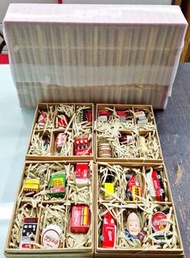 經典可口可樂汽水收藏擺設組合（迷你收藏品24件+掛牆收藏木箱）全套一起售擺設木盒全新未拆盒，保留有原包裝紙盒。