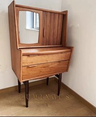 北歐型格日系vintage風格卷簾門設計梳妝枱,化妝枱.創意設計,內置鏡框,可移動,可取下.十分人性化的設計,實木卷簾設計防塵美觀又鸯有復古味道.伸縮隐藏式台面設計,抽出枱面秒變一張小工作枱.係一款實