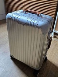 Rimowa 銀色行李箱