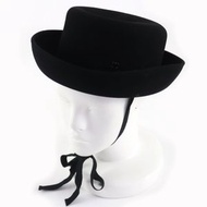 香奈兒 (CHANEL) 1920 年代兔毛保暖帽，黑色，M 碼，附原廠盒，德國製造，成色極佳，配有RIBON Mark 標誌五金配件和絲帶。德國製造。