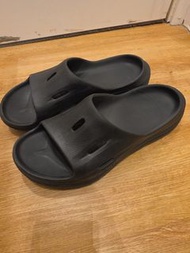 Hoka 拖鞋