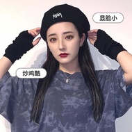 Bahagian nipis wanita Beret menunjukkan wajah lelaki topi pelukis beret kecil