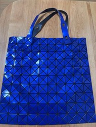 ISSEY MIYAKE 三宅一生 BAOBAO 10x10光澤感亮面肩背包- 藍