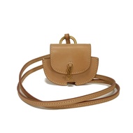 二手 SAINT LAURENT PARIS Kaia AirPods 保護套，帶掛繩，Cassandra 設計，天然皮革，米色，成色極佳。另附贈 YSLNATURAL皮革鑰匙圈（貨號 710891 