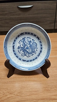 青花米通雕龍瓷碟，玩玉底款