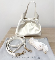 Charles & Keith 雲朵包 餃子包 白色袋 Ally 抓皺軟質包 - 奶油色